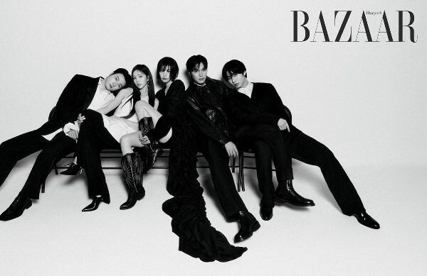 Слева направо: Шин Сын Хо (смокинг, рубашка и брюки - все Coach), Чхэ Су Бин (платье и брюки  Loewe), Нана (блузка и юбка - Rokh), Ли Мин Хо (куртка, рубашка и брюки - Lemaire), Ан Хе Соп (куртка - JacquemuS, рубашка и брюки - собственность стилиста)