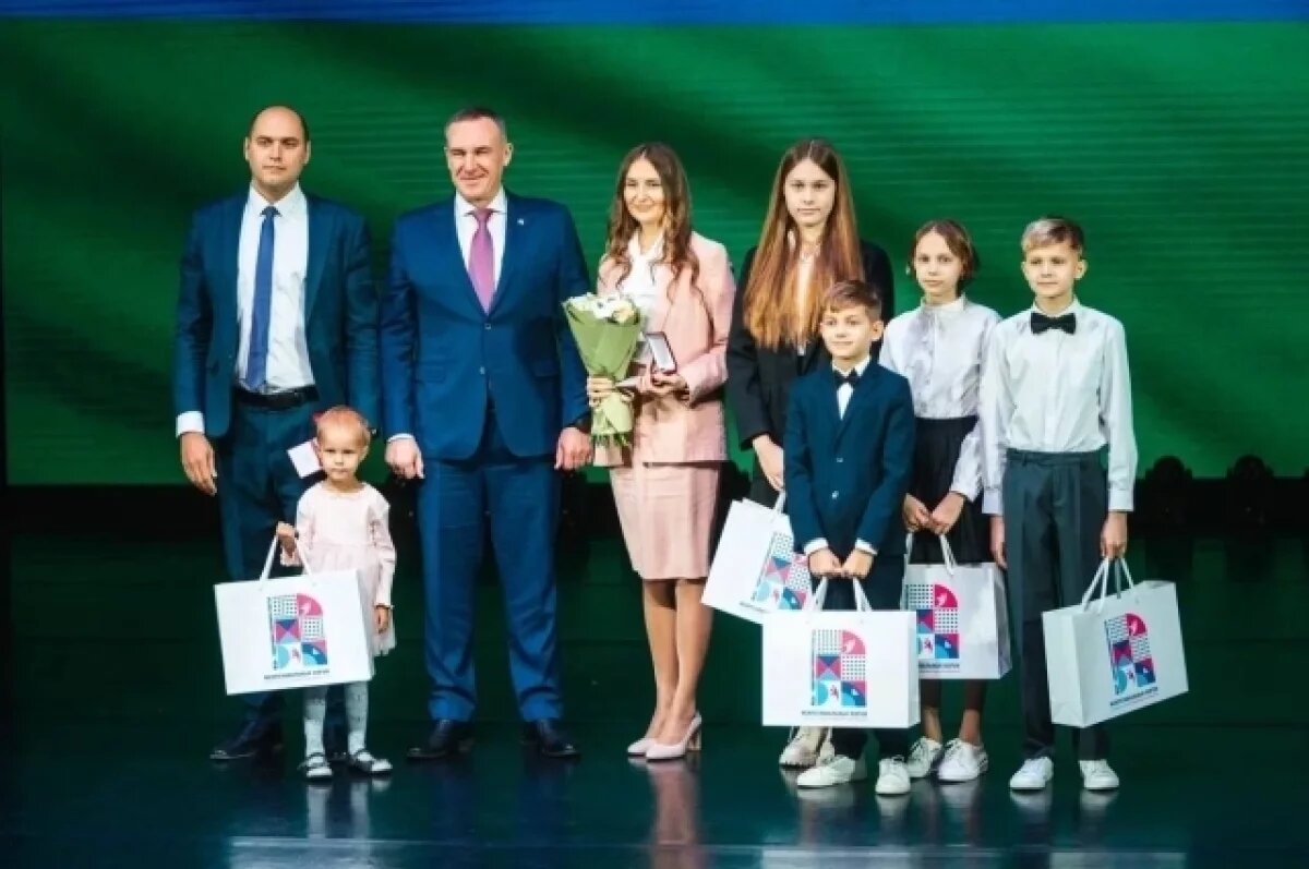    Руслан Кухарук чествовал югорские семьм.