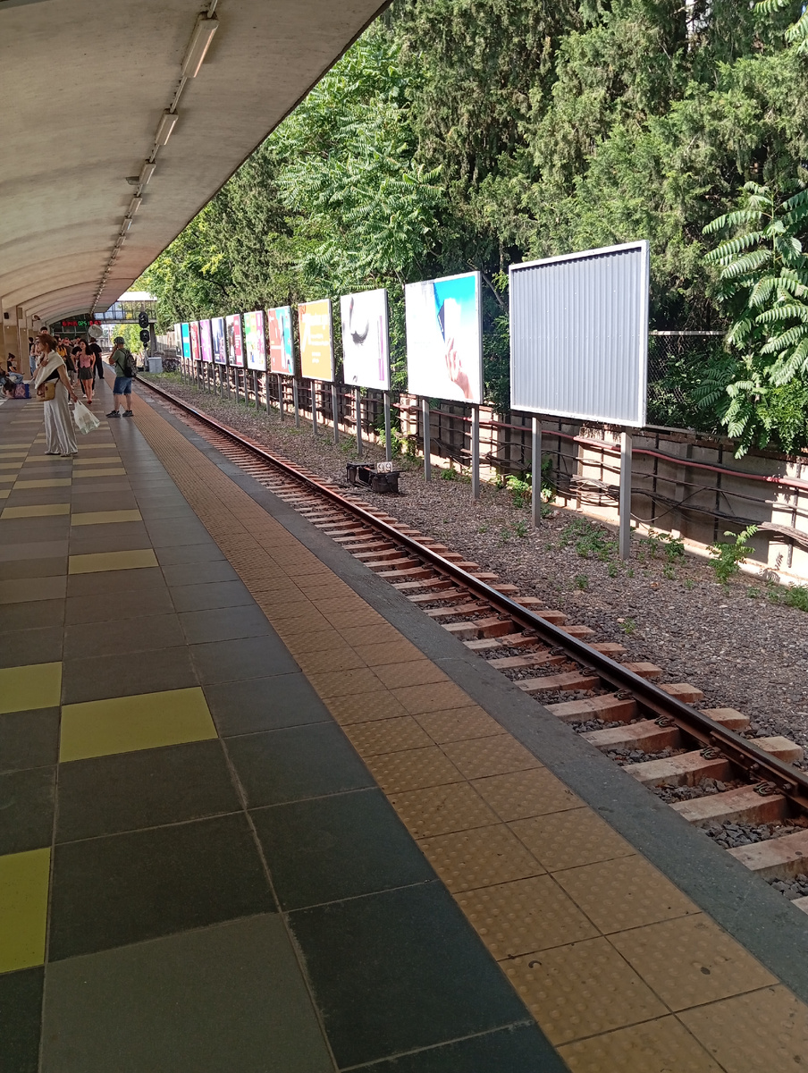 Станция метро Дидубэ. Здесь находится огромное количество обменников, где можно поменять почти любую валюту, включая турецкие лиры, русские рубли, американские доллары и евро.. 