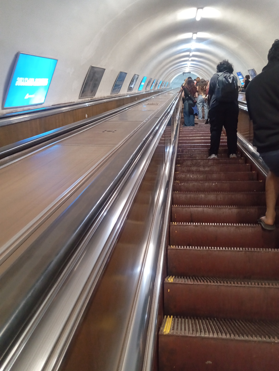 А это подземная модель тбилисского метро. Всë как везде, только рекламные электронные баннеры размещены по всей высоте эскалатора с обеих сторон.. 