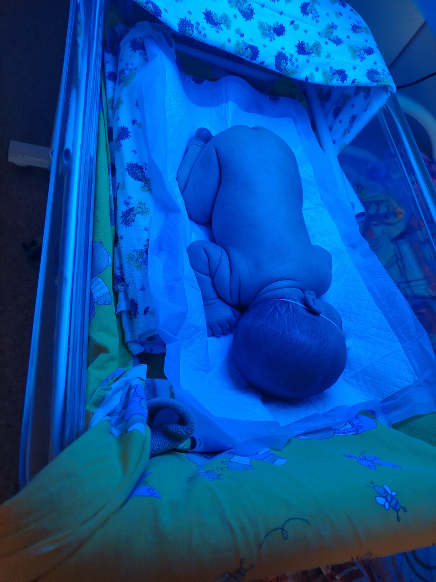 Моя булочка в первые под ультрафиолетовой лампой 😍