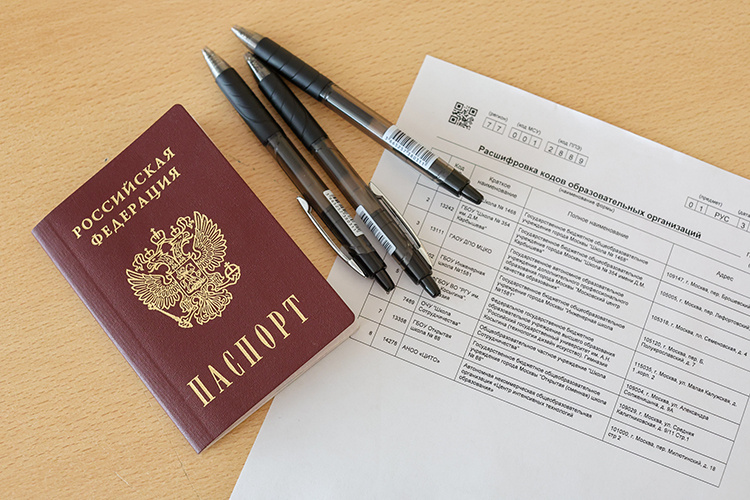    Средний балл по русскому языку в 2025 году составил 60,7, что на 3,18 балла ниже, чем в 2024-м (тогда было 63,88).   
Фото: © Belkin Alexey/news.ru / www.globallookpress.com