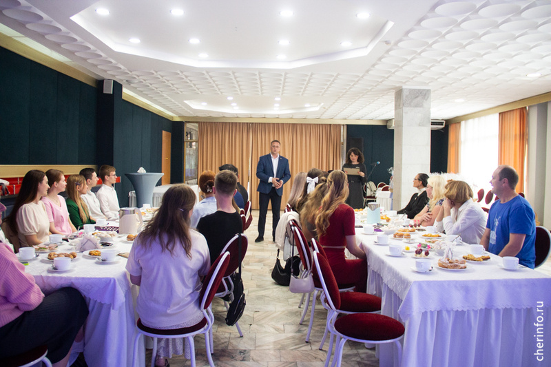    Дипломы мэра получили 25 хореографов, которые готовили выпускников к балу.