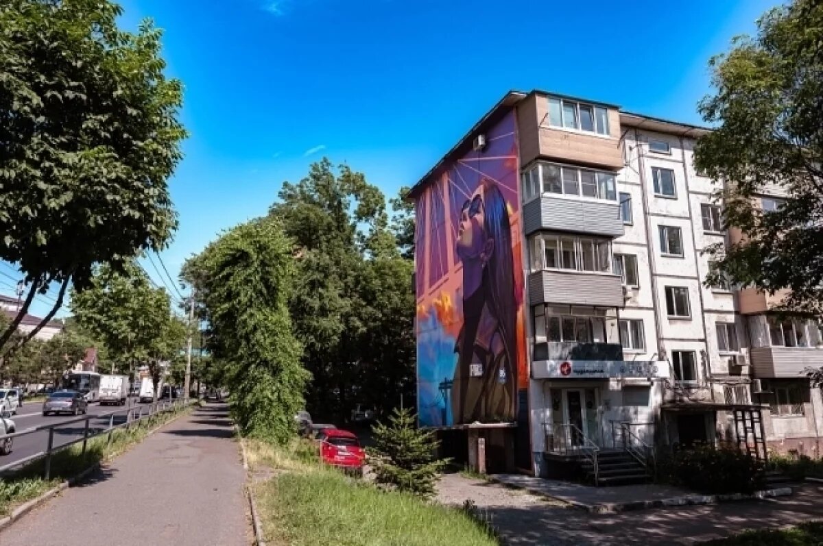    Художники во Владивостоке создали новые муралы с символами города