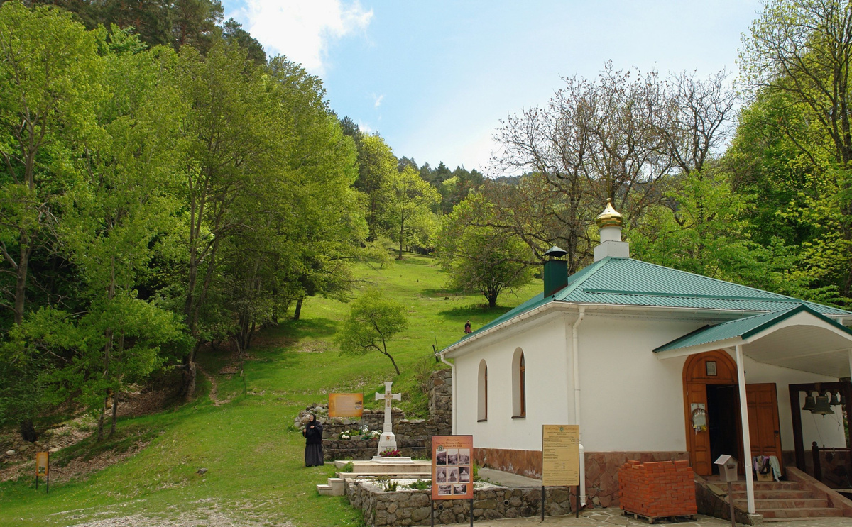 Территория Косьмо-Дамиановского мужского монастыря // Фото с сайта монастыря