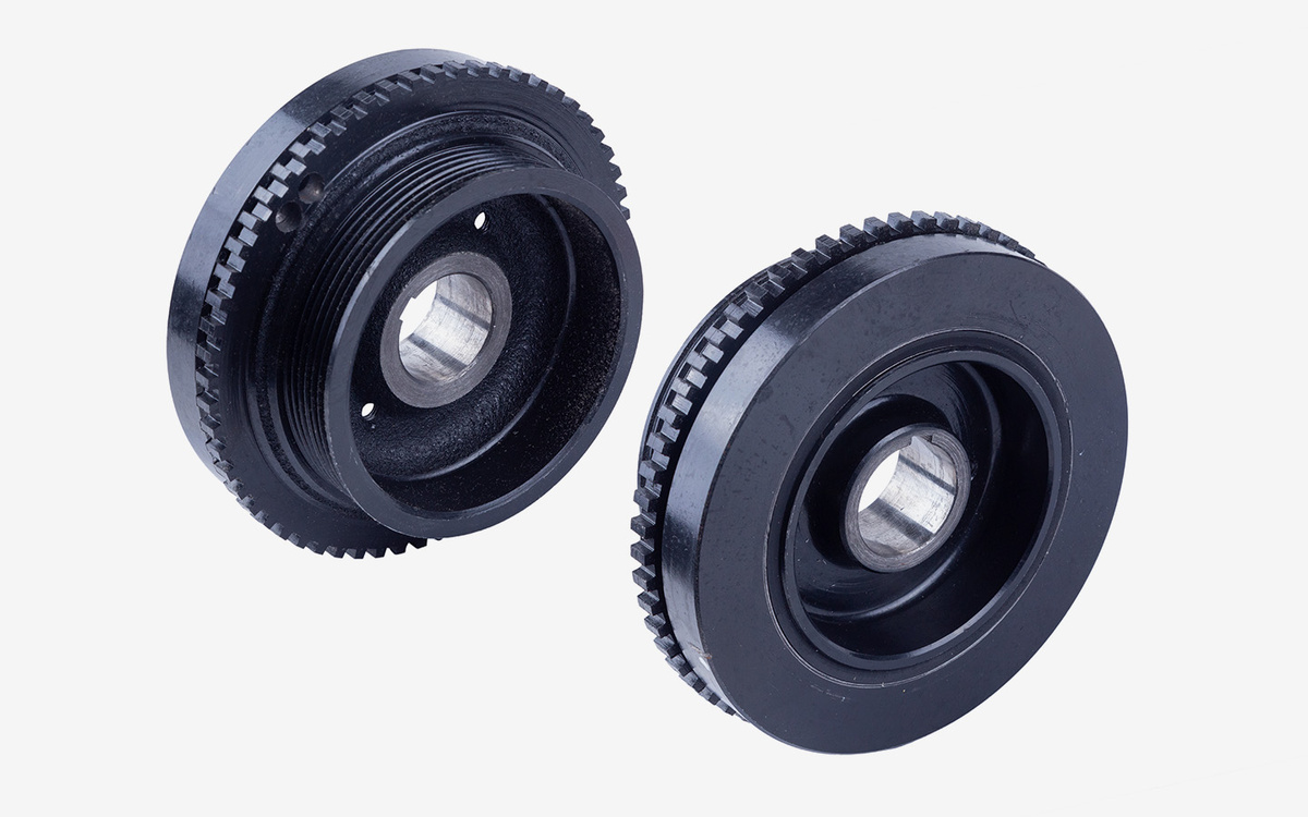 vershandrey / Shutterstock / FOTODOM📷Одна из сторон диска обрамлена зубчатым венцом — с него считывает обороты датчик положения коленвала (ДПКВ)