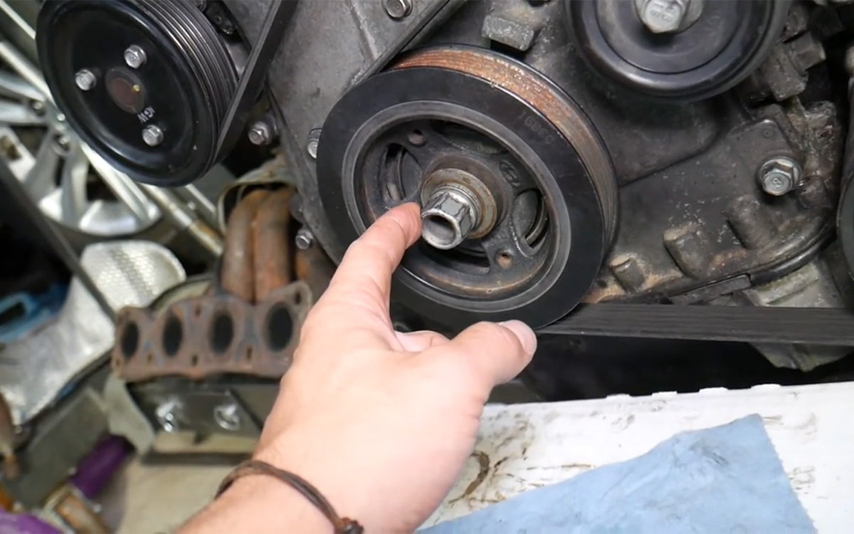 Auto Repair Guys / Youtube📷У подавляющего числа автомобилей, где коленвал вращается по часовой стрелке (если смотреть на шкив), болт откручивается против часовой