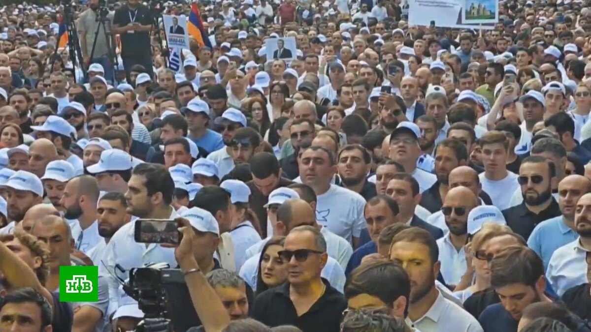    Сторонники арестованного Карапетяна устроили многотысячное шествие по Еревану