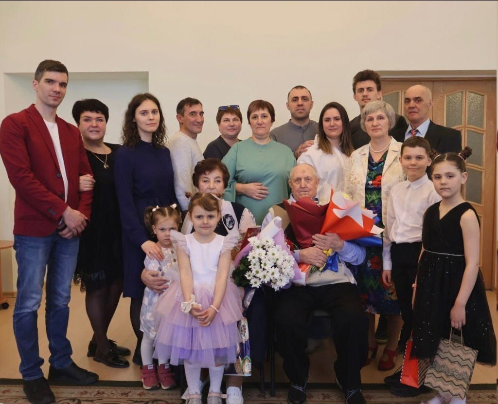    Артур Парфенчиков поздравил жителей Карелии с Днем семьи, любви и верности. Фото: ЗАГС Петрозаводска