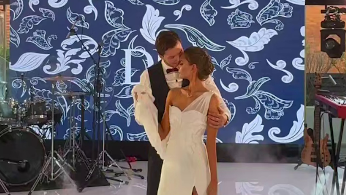    Первый танец молодых. Фото: стоп-кадр видео телеграм-канала сестер Авериных