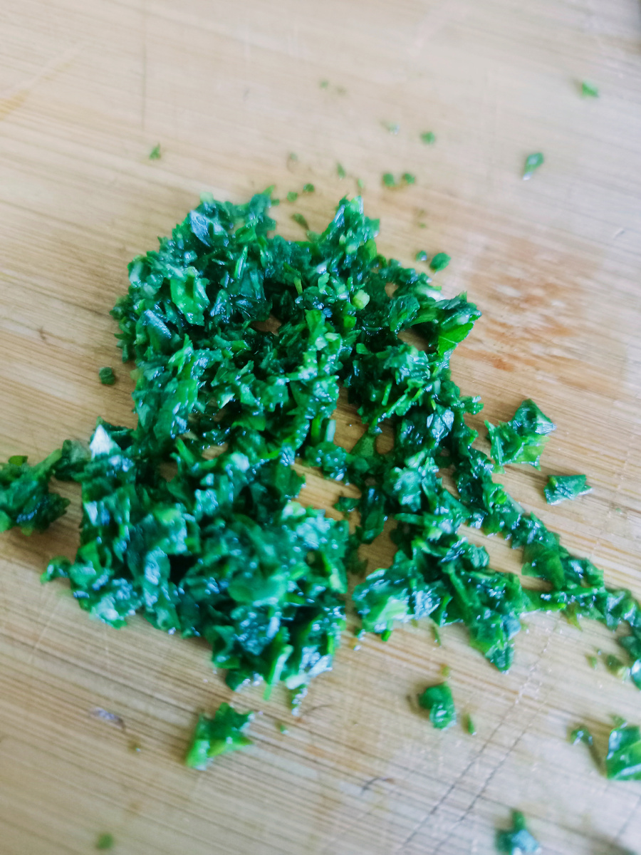 Можно базилик добавить в блендер и измельчить с клубникой, но мне нравится такой вариант 