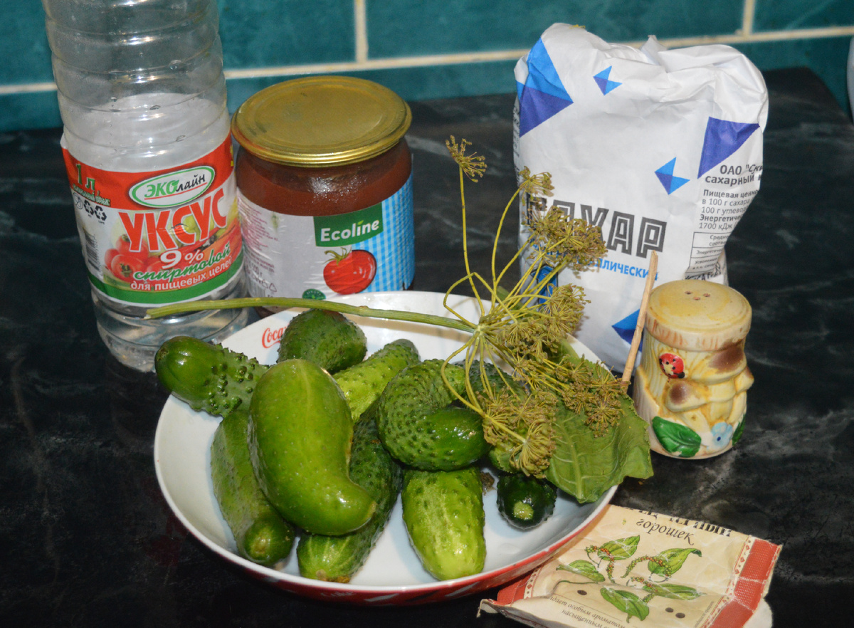 Огурцы с укропом. Шаг 1. Фото: канал Три рецепта.