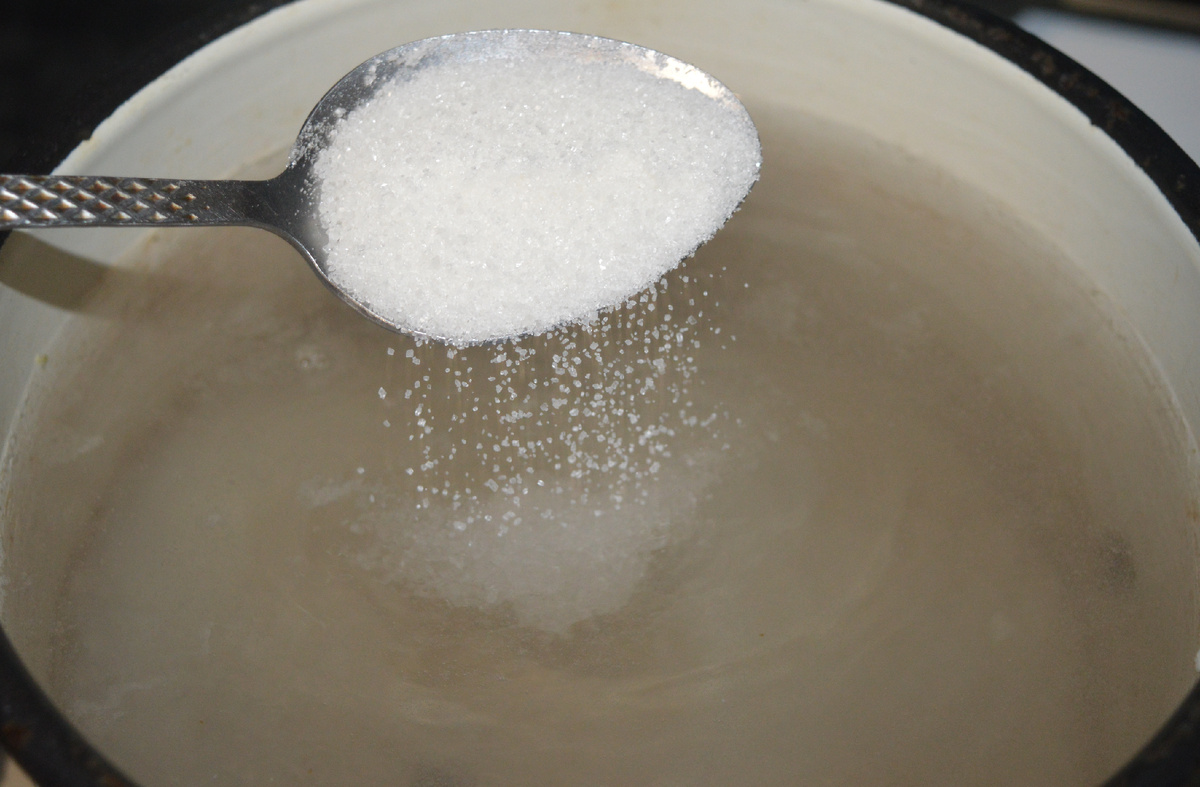 Огурцы с укропом. Шаг 2. Фото: канал Три рецепта.