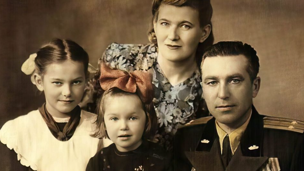 Маленькая Наташа (в центре) с родителями и сестрой