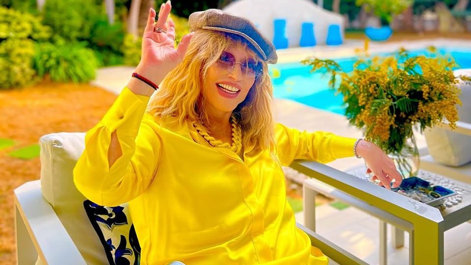 Почему у Пугачевой трясутся руки: мнение врача