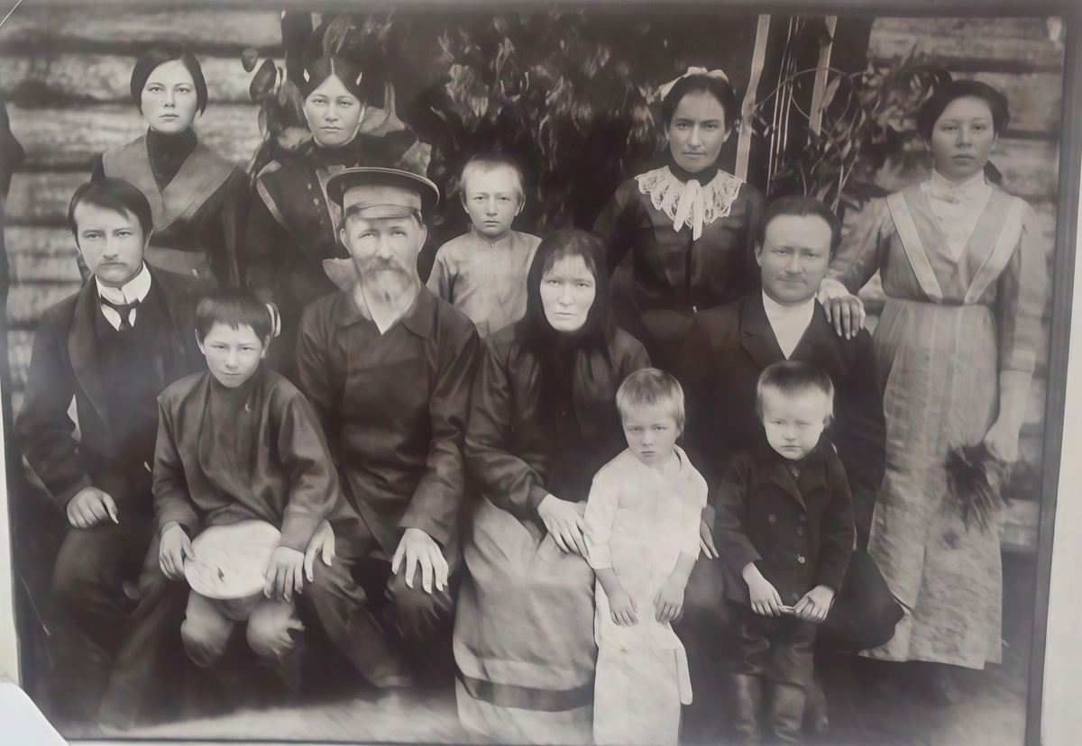 Семья Льва Николаевича. крайняя справа - Евдокия, моя будущая бабушка