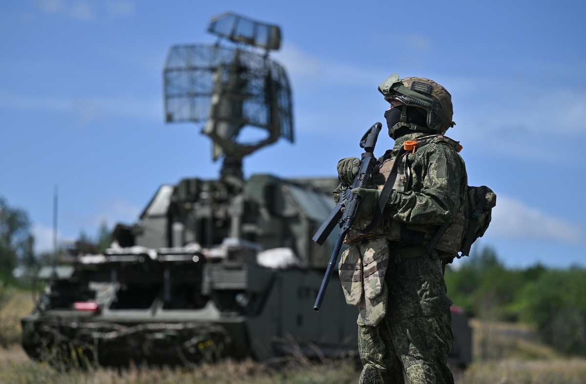    Первые зенитные ракетные части ВС СССР были сформированы ещё в 1952 году, а в 1953-м они появились в системе ПВО Москвы. На фото: зенитный ракетный комплекс «Тор М-1» / РИА Новости / Станислав Красильников