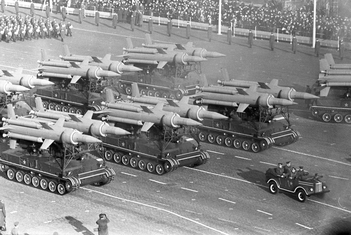    Первая зенитная ракетная система С-25 «Беркут», предназначенная для обороны Москвы, была принята на вооружение в 1955 году. Она включала 56 огневых комплексов, радиолокационные станции для раннего обнаруживания и могла одновременно вести огонь по 20 целям / РИА Новости / Владимир Акимов