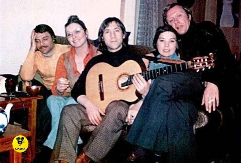 Слева Кирилл, справа Андрей с супругой. Кто в центре, вы, скорее всего, знаете и без меня :)