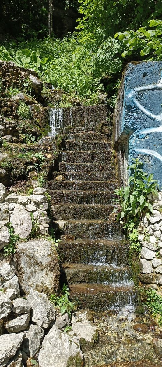 Этот водопад по пути моего маршрута в Куртатинское ущелье в Северной Осетии. Здесь и расположен такой водопад, сделанный руками человека.