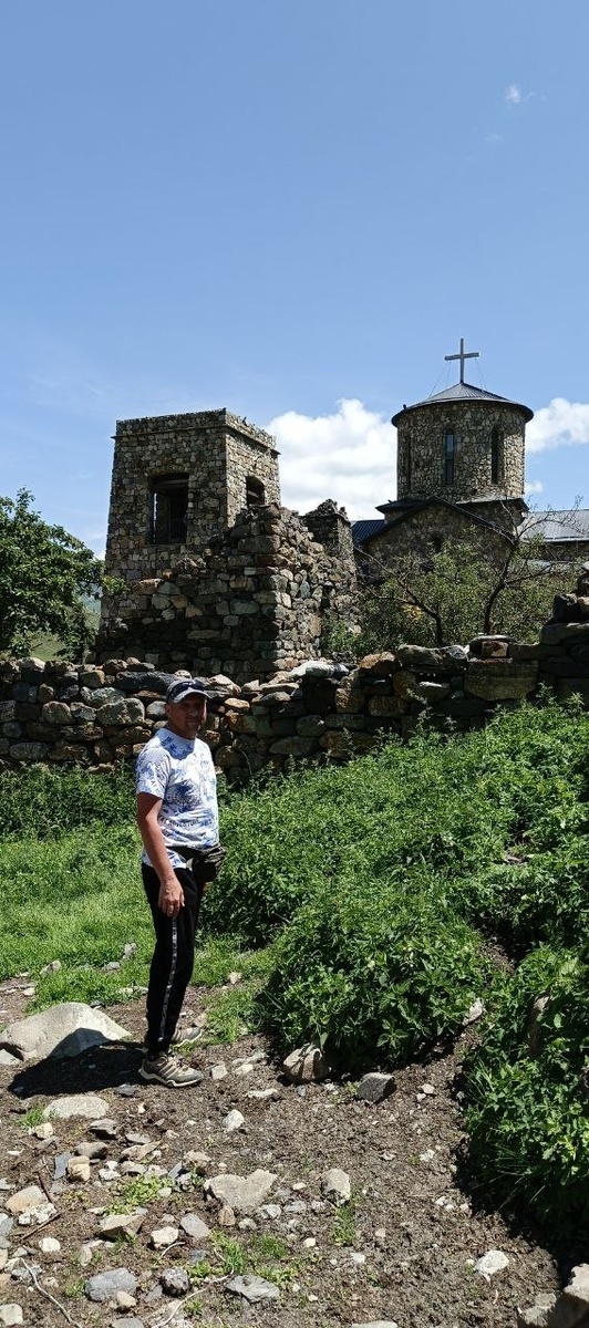 Аланский Успенский монастырь в Северной ОсетииПравославный мужской монастырь Владикавказской епархии Русской православной церкви. Расположен в селе Хидикус в Куртатинском ущелье. Самый высокогорный монастырь на территории России.