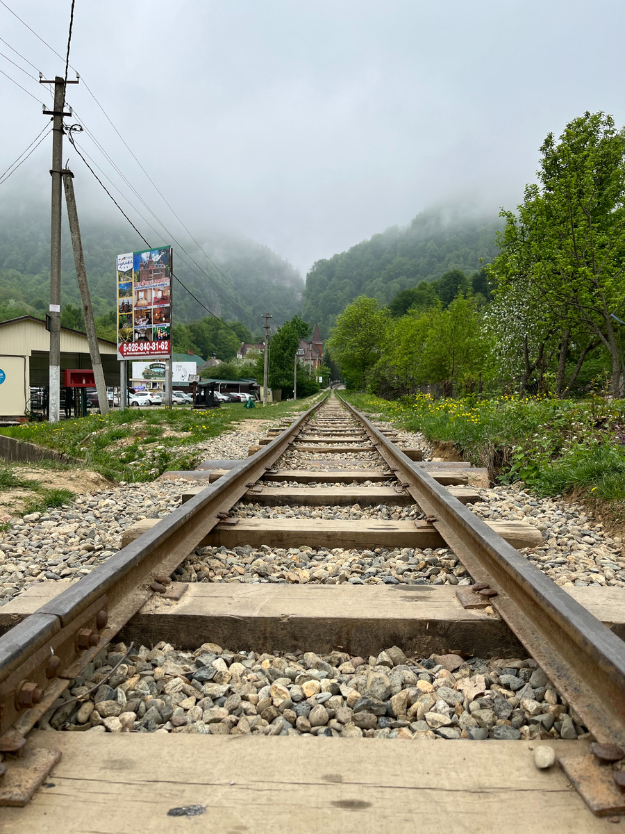 Узкоколейные рельсы возле парковки