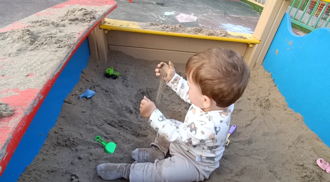 Песок так классно убегает сквозь пальцы