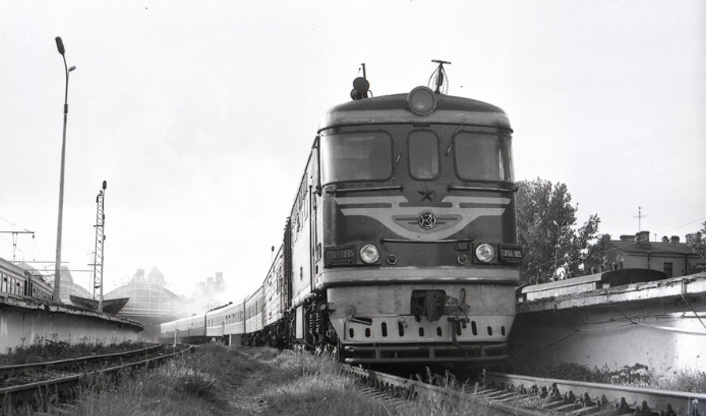 Тепловоз ТЭП60-0895 с пассажирским поездом. 1996 год. Из фондов музея.
