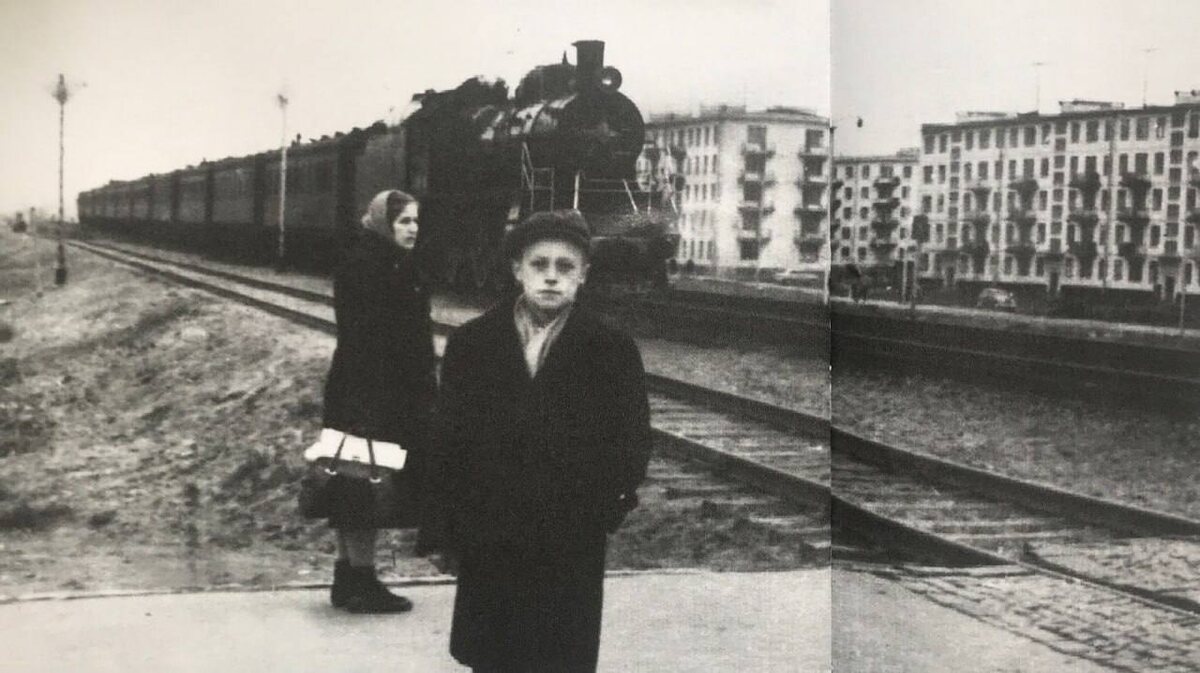 переезд на Варшавской в 1950-х. Ещё не улица, а «транспортный гибрид».
