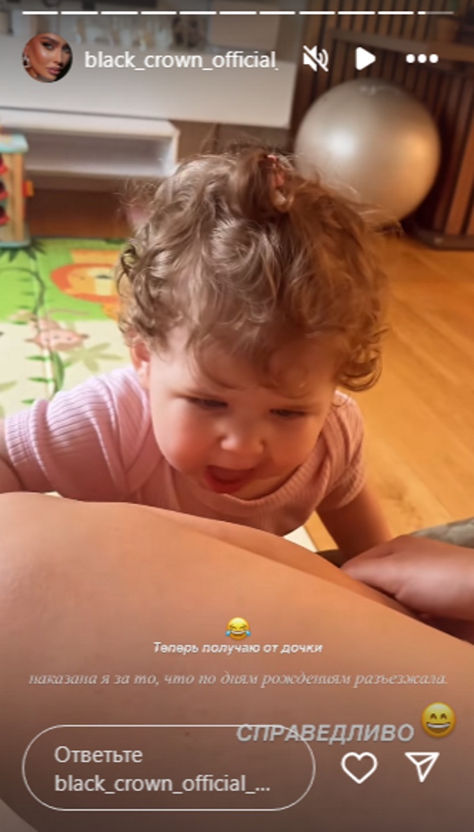 Дочка Татьяны Мусульбес пытается ее покусать. Фото: соцсети