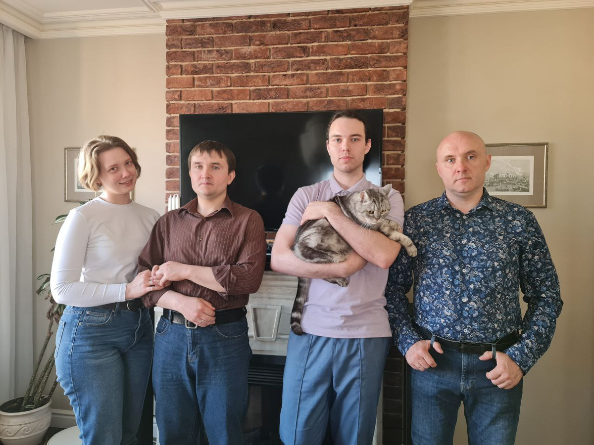 Семья мифистов (справа - старший брат, следом - племянник). 