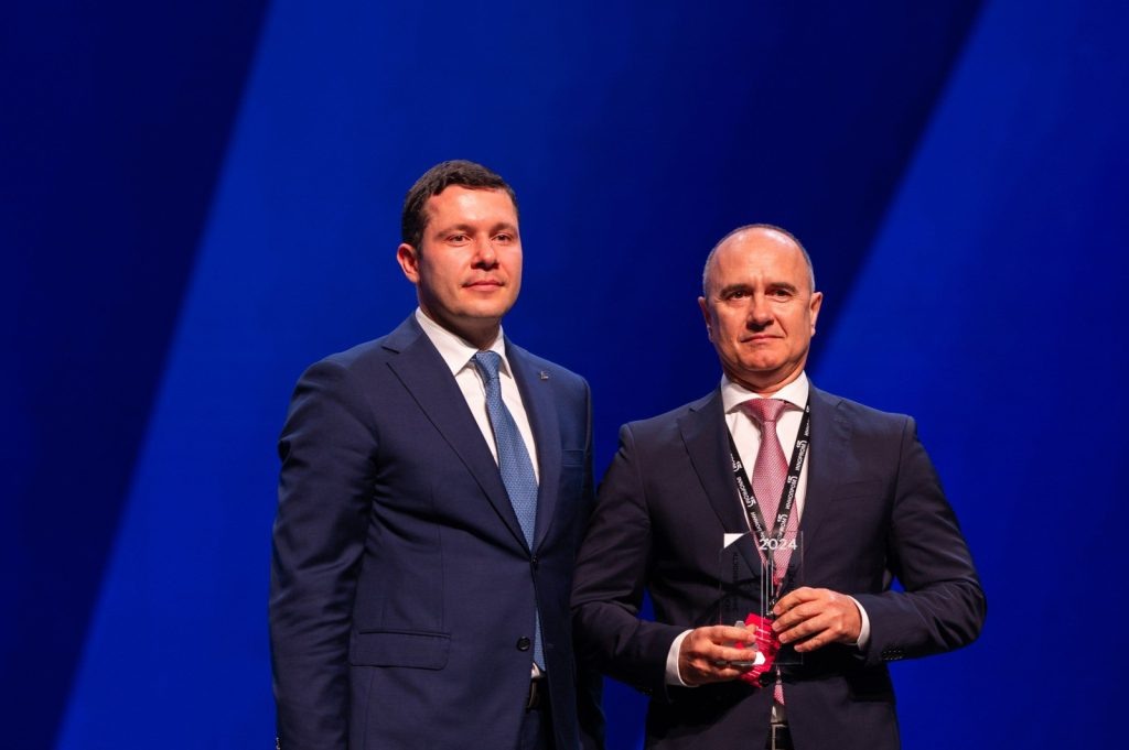   Награду заместителю губернатора Ростовской области Игорю Сорокину вручил министр промышленности и торговли России Антон Алиханов. 
Фото: donland.ru. Галина Ященко