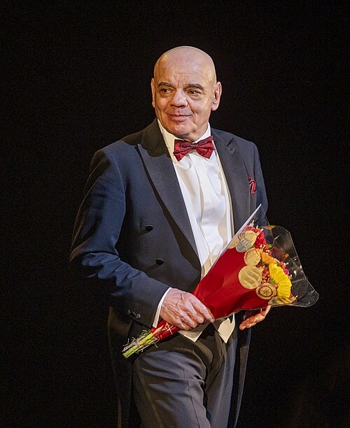 Константин Аркадьевич Райкин (род. 8 июля 1950, Ленинград, СССР) — советский и российский актёр театра и кино, театральный педагог и режиссёр, танцор, профессор; народный артист Российской Федерации (1992), лауреат двух Государственных премий Российской Федерации (1995, 2002). С 1988 года — художественный руководитель Российского государственного театра «Сатирикон» имени Аркадия Райкина