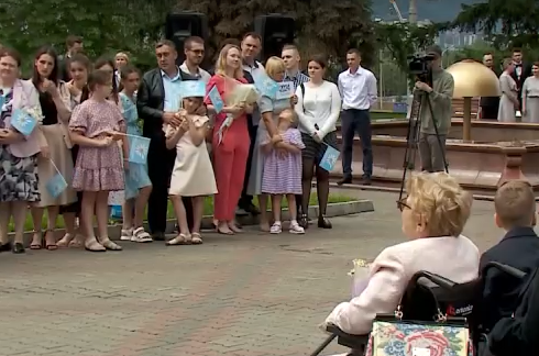     Главные часы Красноярска сменили мелодию в честь Дня семьи, любви и верности