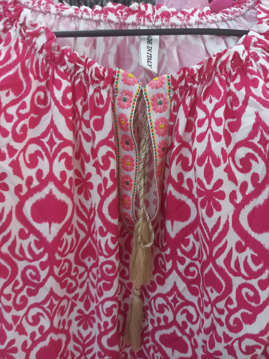 Красивый шнурок украшает блузку