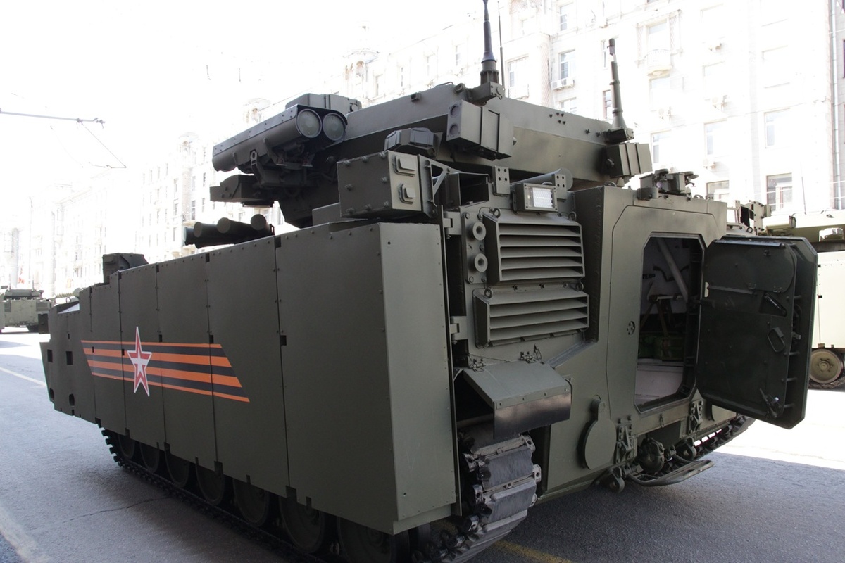 На фотографии: БМП Б-11 на платформе "Курганец-25" вид сзади. На параде 2015 года, Москва. Источник фото: https://i.pinimg.com/originals/46/e0/29/46e0294f66b9cd320d02b1c8103e25a1.jpg