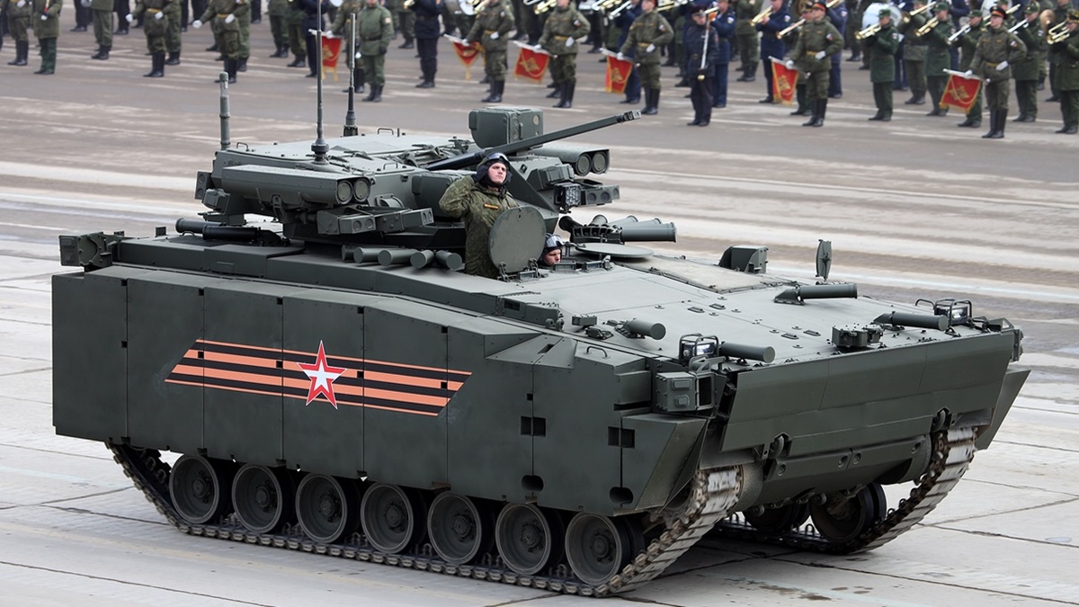 На фотографии: знаменитый парад 2015 года в Москве где были представлены Т-14 "Армата" и БМП Б-11 на базе "Курганца-25". Источник фото: https://upload.wikimedia.org/wikipedia/commons/7/7d/Alabino22042016-21.jpg