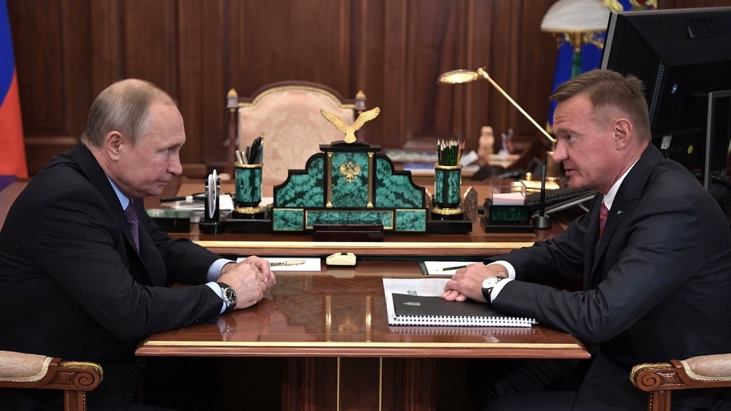 Президент России В. Путин и министр транспорта РФ Р. Старовойт.