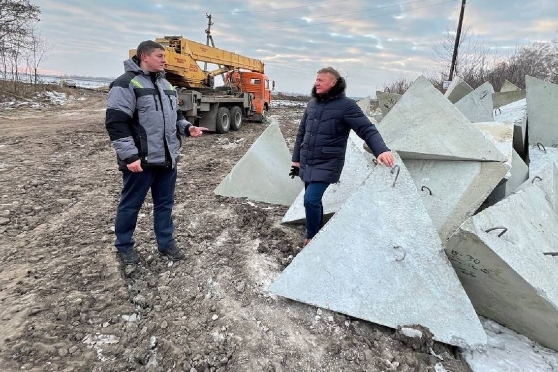 Губернатор Курской области Р. Старовойт осматривает строительство фортификационных сооружений на гранце с Украиной.