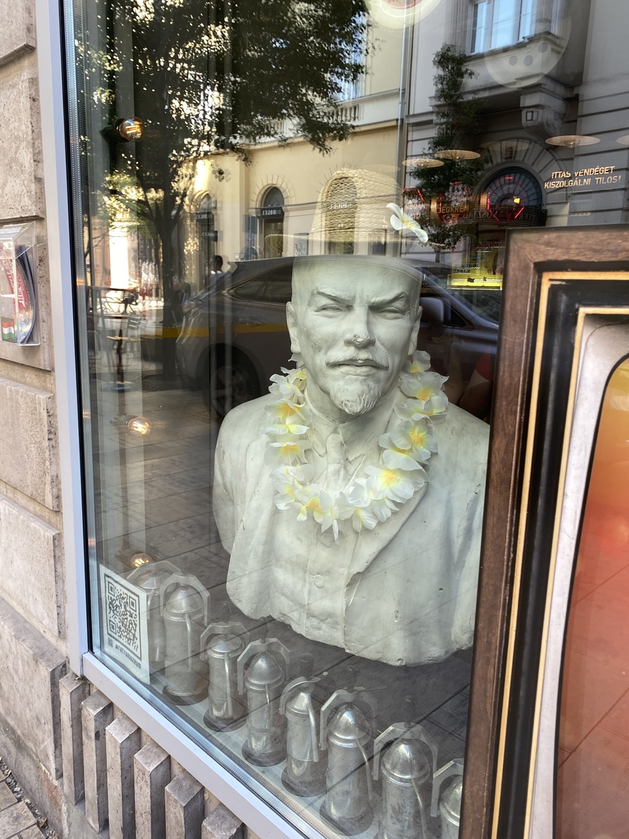 Ленин встречает вас на витрине