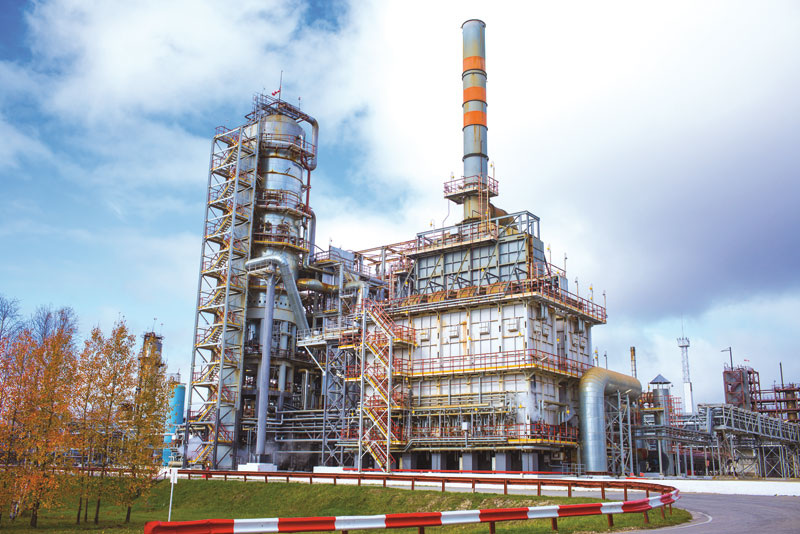 Устеновка атмосферно-вакуумной перегонки нефти, из источника https://ourreg.ru/2020/11/30/otvechaja-na-vyzov-vremeni/