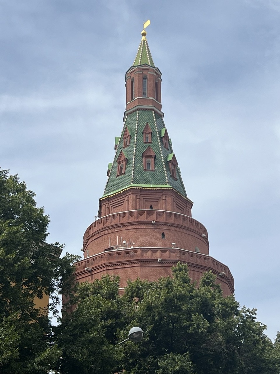 Шатровые завершения появились на башнях не сразу, а конце XVII века
