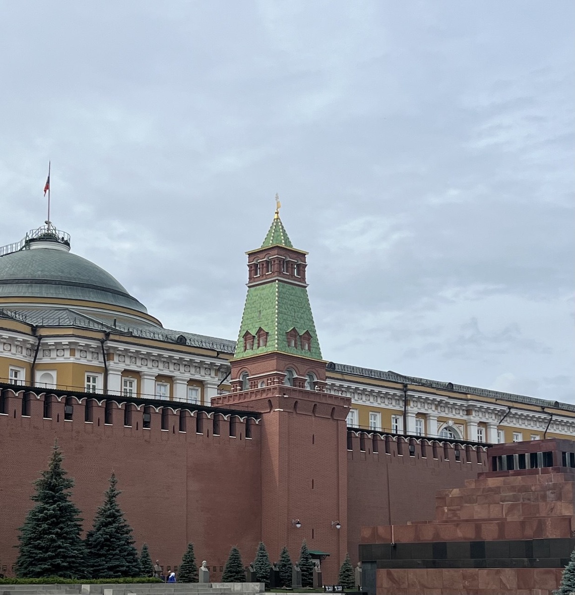 Сенатская башня. В левом углу - здание Сената