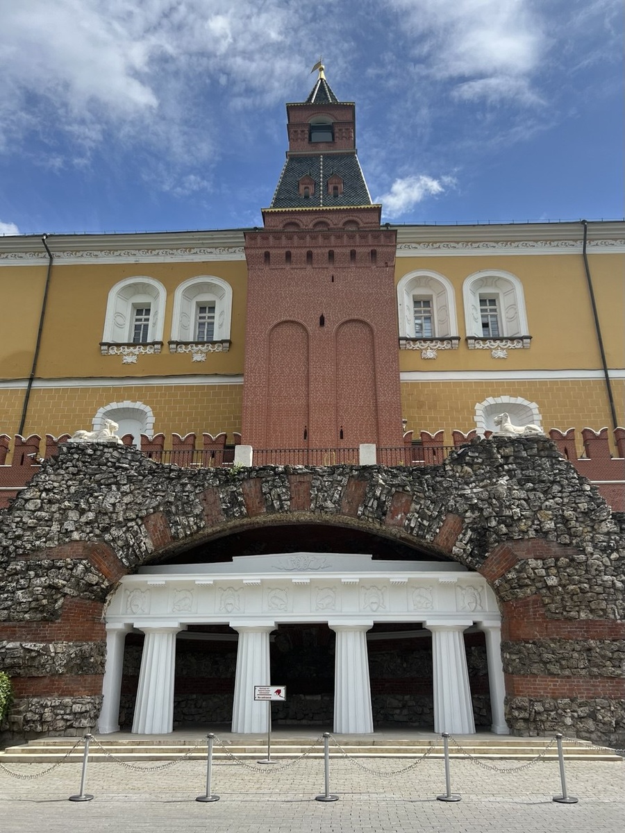 Средняя Арсенальная башня