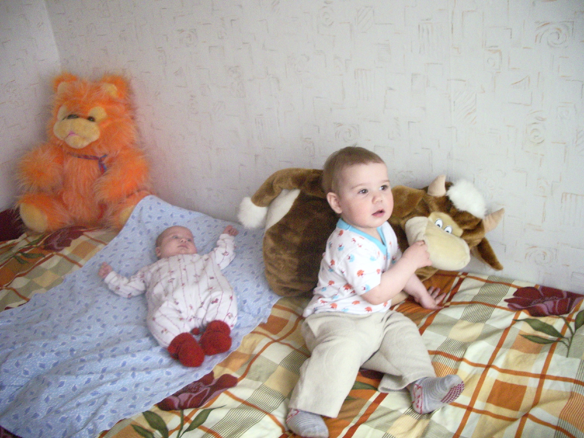 Маруся опИсала и испачкала всю свою девочкинскую одежду и мне пришлось надеть на неё одежду мальчика Вани. Думаю, Маруся не обиделась на меня за это) 