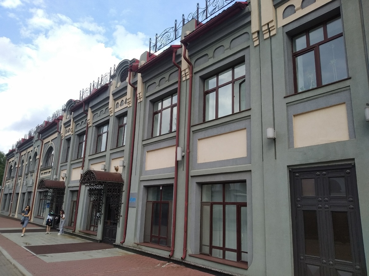 Газпромбанк - рядом с Гостиным Двором, напротив ресторана Перчини (личное фото) 