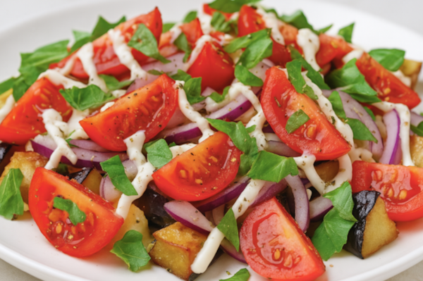 Салат с баклажанами за 10 минут: такой вкусный и простой, что можно готовить все лето