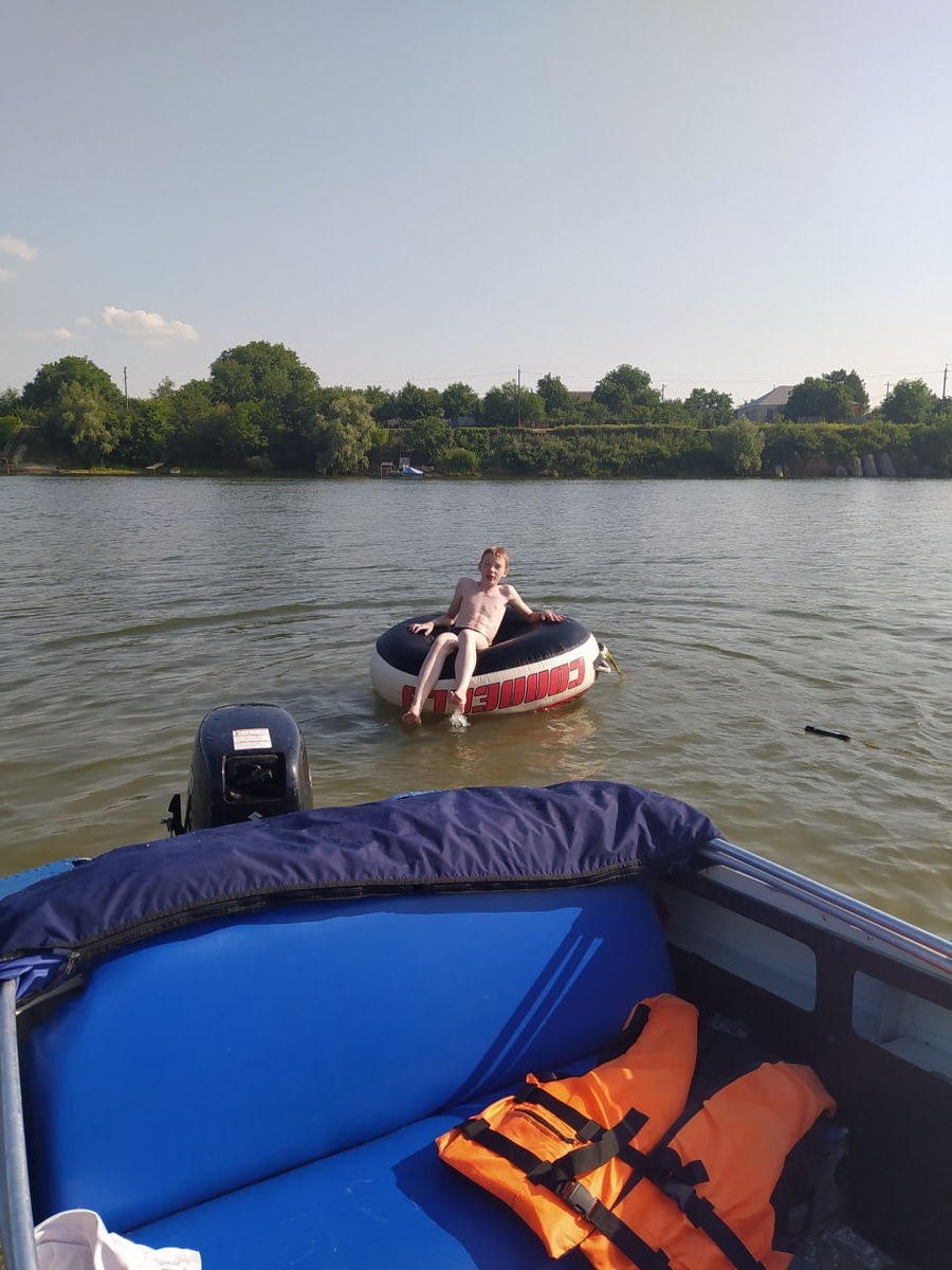 Фото давнее. В этом году рыжий отказался от ватрушки. Слишком взрослый он для неё 🤷‍♀️