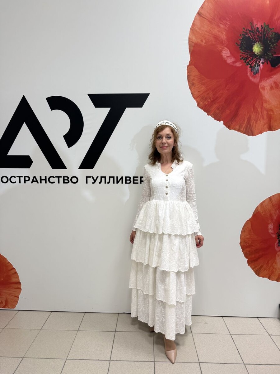 Автор в платье бренда Cher-Нева.