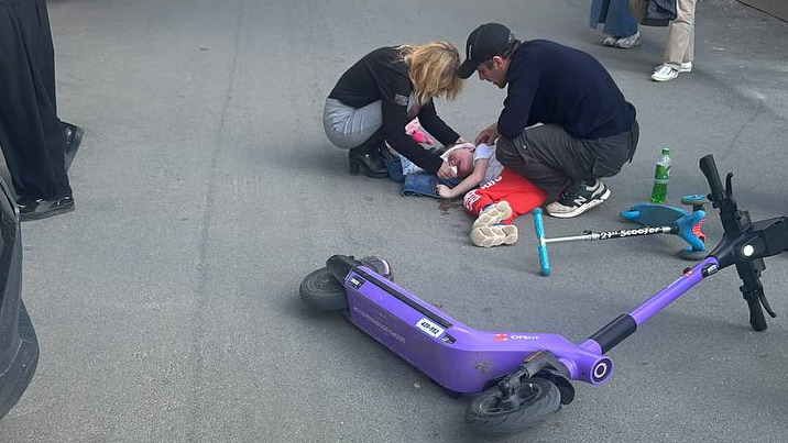 Источник: В центре Екатеринбурга подросток на электросамокате сбил пятилетнего мальчика - 31 июля 2024 | Е1.ру, https://www.e1.ru/text/incidents/2024/07/31/73897685/